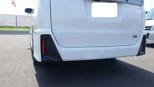 トヨタ　ヴォクシー　リアバンパー　左カバー　交換　キズ修理　車修理　鈑金塗装　貝塚市のお客様　カーサービスシンワ
