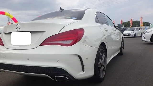 ベンツ　右後ろ　リアバンパー　ヘコミ　キズ　車修理　岸和田市のお客様　カーサービスシンワ