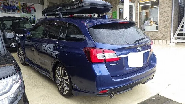 スバル　レヴォーグ　左フロントドア　サイドスポイラー　キズヘコミ修理　車修理　貝塚市のお客様　カーサービスシンワ