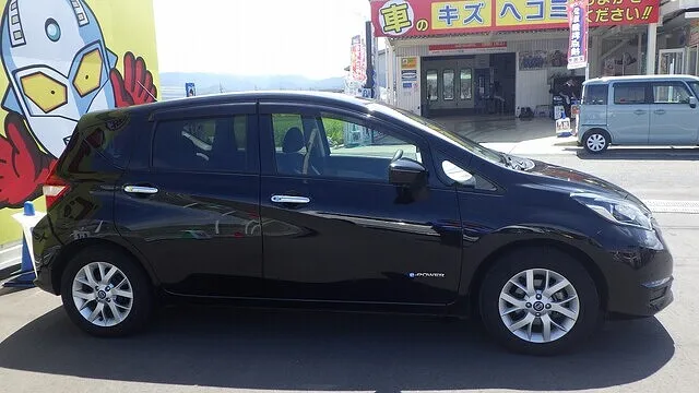 日産　ノート　リアバンパー　割れ交換　右クォーター　車キズヘコミ修理　板金塗装修理　泉佐野市のお客様　カーサービスシンワ
