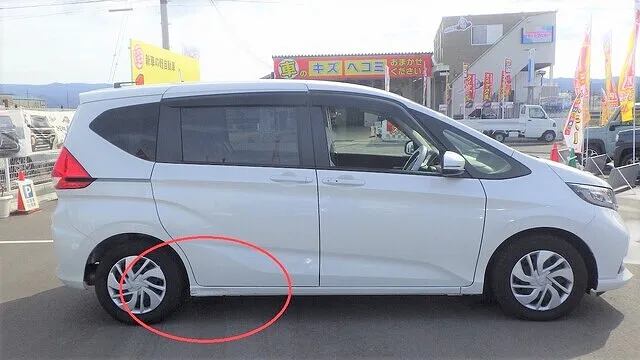 ホンダ　フリード　右のサイドステップの傷へこみ修理　泉佐野市