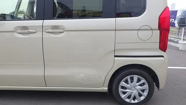 ホンダ　NBOX　左スライドドア　左ロッカー　鈑金塗装　キズ　凹み　修理　泉南市から　キレイに　泉佐野　カーサービスシンワ　