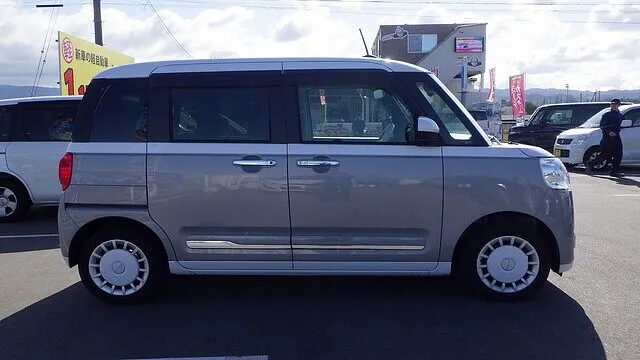 ダイハツ　ムーヴキャンバス　事故修理　キズ　ヘコミ　鈑金塗装　自損事故　保険修理