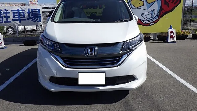 ホンダ　フリード　リアゲート　フロントバンパー　鈑金塗装