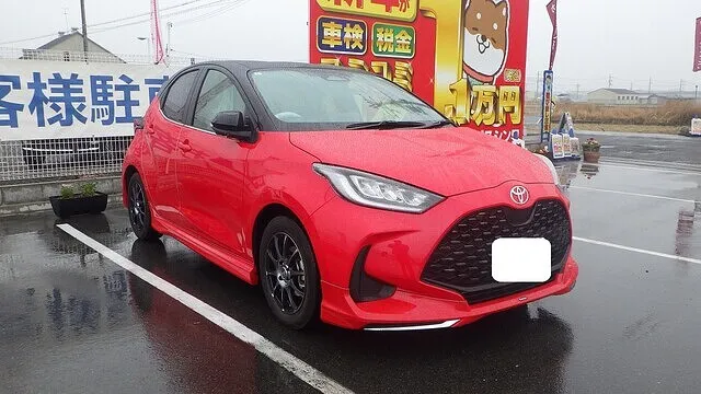 トヨタ　ヤリス　フロントスポイラー　鈑金塗装　補修　自費修理