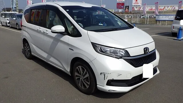 ホンダ　フリード　フロントバンパー　鈑金塗装　自費修理　泉佐野市