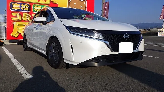 日産　ニッサン　ノート　フロントバンパー　鈑金塗装　泉佐野市