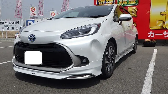 トヨタ　アクア　フロントバンパー　左フロントフェンダ　泉佐野市
