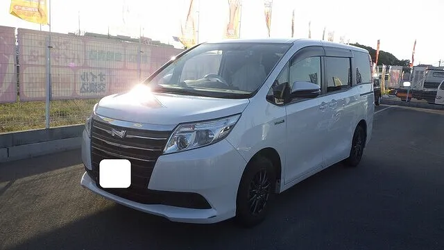 トヨタ　ノア　フロントバンパー　補修　泉佐野市からご来店
