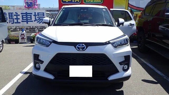 トヨタ　ライズ　フロントバンパー　ガーニッシュ　鈑金　塗装　
