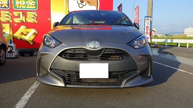 トヨタ　ヤリス　右フロントドア　右リアドア　鈑金　塗装　泉南市