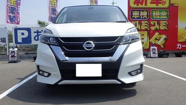 日産　セレナ　左サイドマッドガード　交換　鈑金　塗装　修理