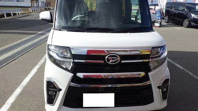 ダイハツ　タント　フロントバンパー　鈑金　塗装　修理　補修　交換