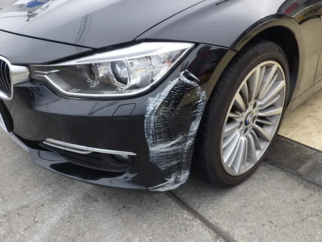 「BMWのバンパー修理事例　泉佐野市より」