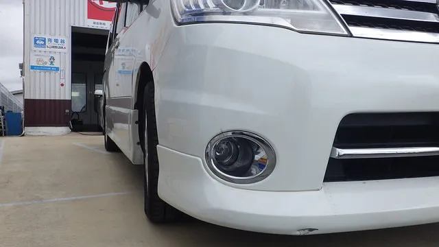 日産　セレナのﾌﾛﾝﾄｽﾎﾟｲﾗｰ、リアバンパー修理事例　大阪市