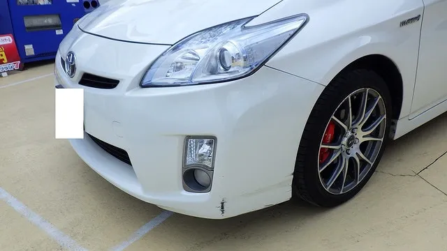 トヨタ プリウス　フロントバンパー修理事例　泉大津