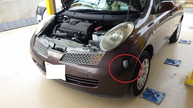日産マーチのフロントバンパー穴埋めと天井の再塗装　泉佐野市