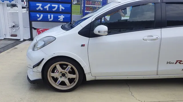 ヴィッツのオーバーフェンダーの修理事例　泉佐野市　カーサービスシンワ