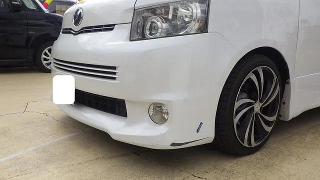 トヨタ　ヴォクシー　フロントバンパー　マットガード　キズ直し　鈑金塗装修理　和歌山　大阪　泉州　堺市　高石市　和泉市　岸和田市　貝塚市　泉佐野市　カーサービスシンワ