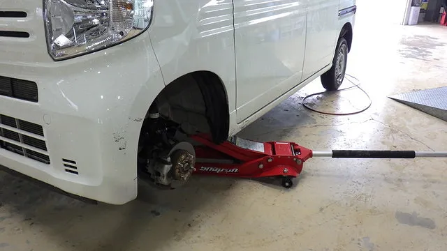 ホンダ　N-VANのタイヤ交換　泉佐野市　カーサービスシンワ