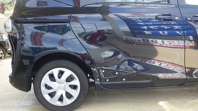トヨタ　シエンタ　スライドドア　クォーターパネル　後ろバンパー　キズ　ヘコミ　車の修理　泉佐野市より　カーサービスシンワ