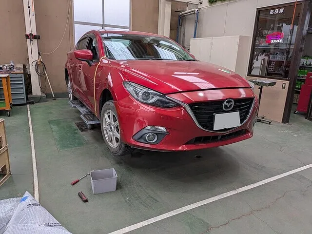 アクセラ　フロントフェンダー中古品へ交換