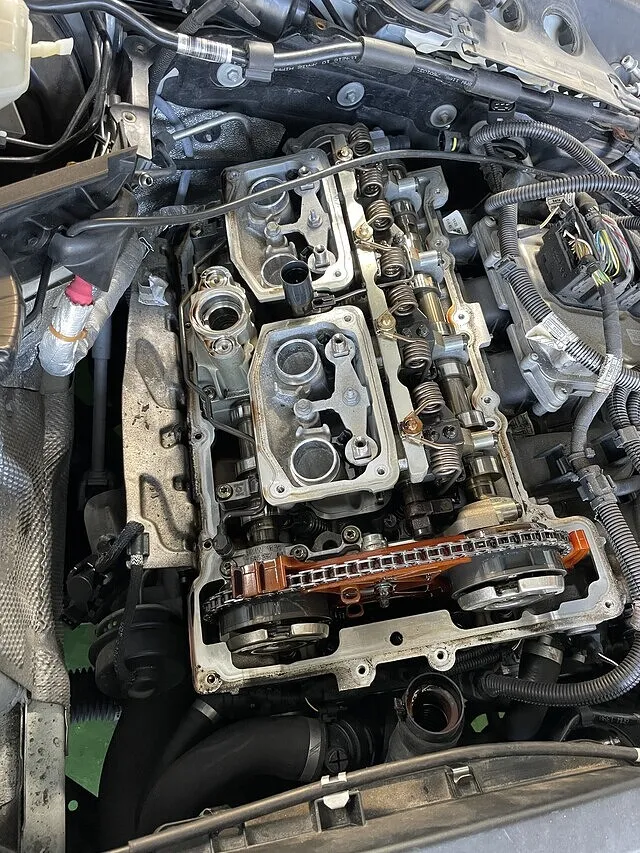 小浜市　エンジンオイル漏れ修理　BMW130i　ガスケット交換｜輸入車修理