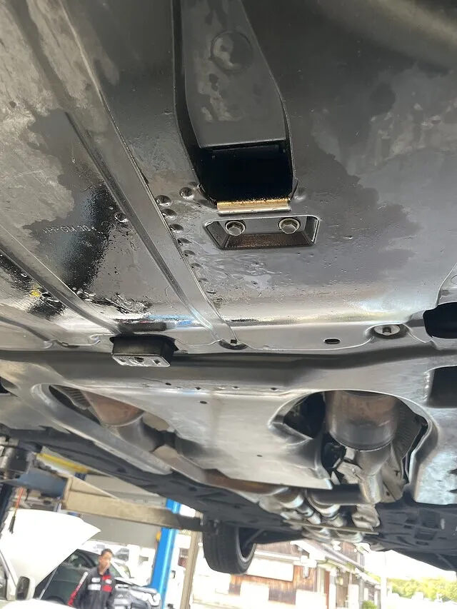 大津市　エンジンオイル漏れ修理　ベンツ W211　オイルパンガスケット交換｜輸入車修理