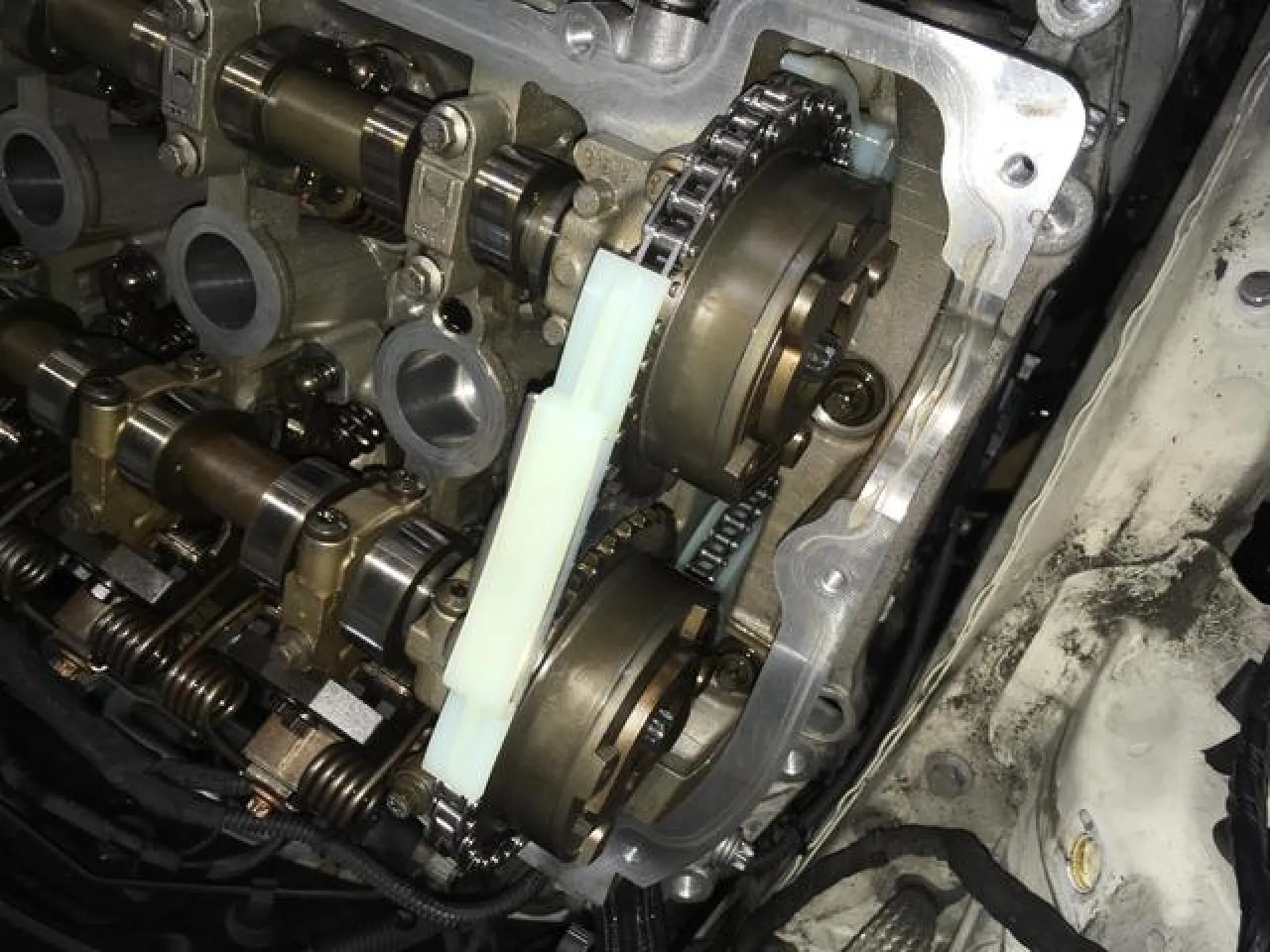 2021/5/2作業実績 ミニクラブマン R55 H20年式 タイミングチェーン及びチェーンテンショナー、チェーンガイド、VANOSソレノイド