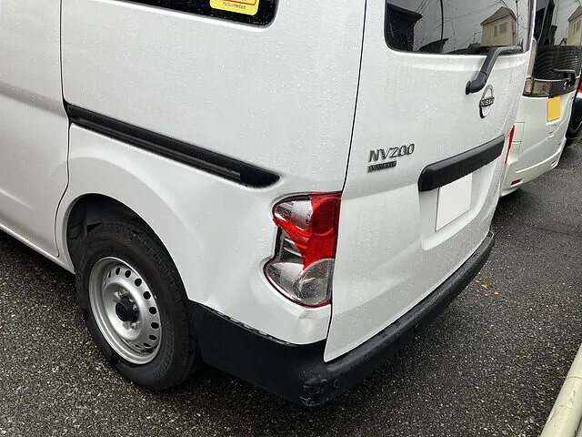 小山市　リアフェンダー　キズ・ヘコミ修理　日産 NV200バネット│鈑金塗装