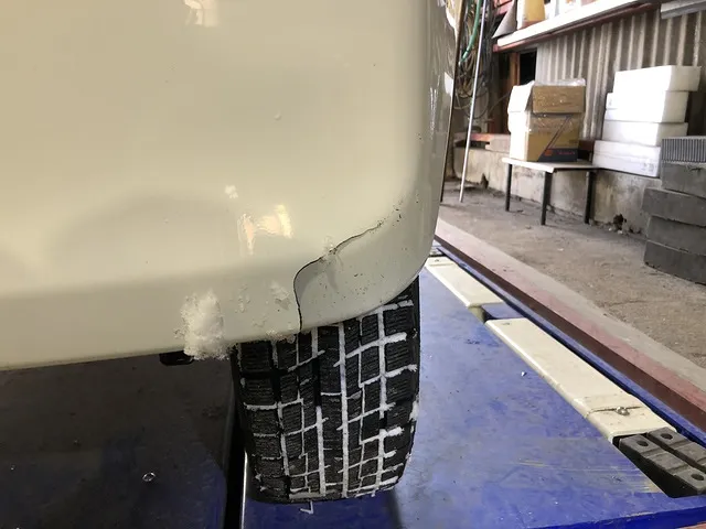 八戸市　板金塗装　ピクシスエポック　リアバンパーの割れ　リサイクルパーツに交換修理