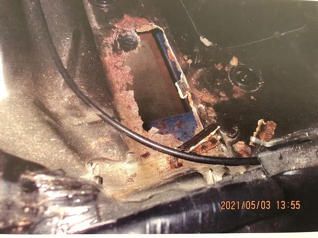 八戸市　車のマフラー、フレームの穴の修理　ソニカ　リアショック付近の大きな穴と床の穴
