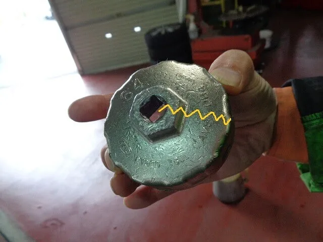 硬いオイルフィルターで工具が壊れる？