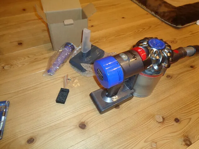 Dyson V8　fluffy+ 【バッテリーヘタリ交換必要】部品取りに最適！ ダイソンV8 互換性バッテリーを試してみた 交換作業も