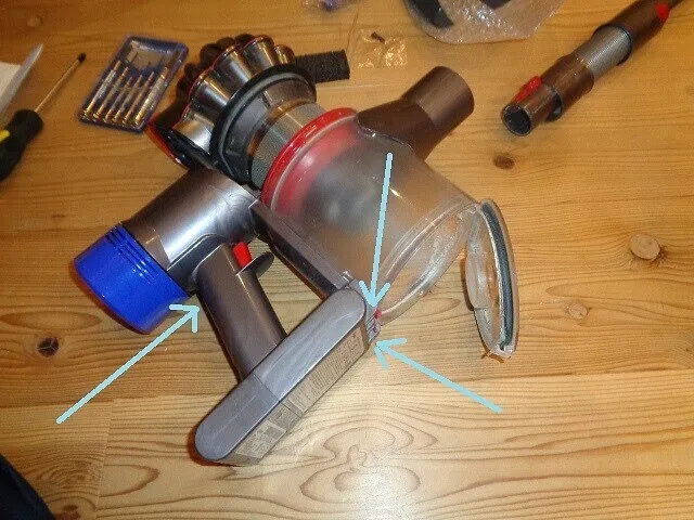 Dyson V8　fluffy+ 【バッテリーヘタリ交換必要】部品取りに最適！ ダイソンV8 互換性バッテリーを試してみた 交換作業も