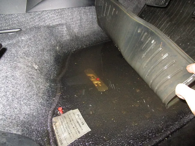 ★フィットのカーペット下に水が貯まる！原因と修理方法！　佐賀県・小城市・協和自動車