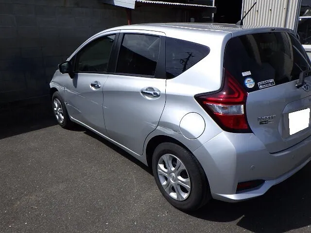 日産ノートがぶつかって・・OH！NOーと・・