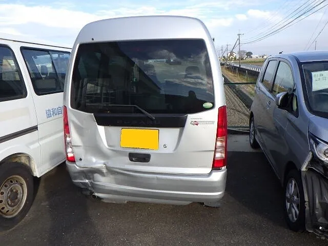 サンバーバンは代わりの効かない車なので強引に修理します