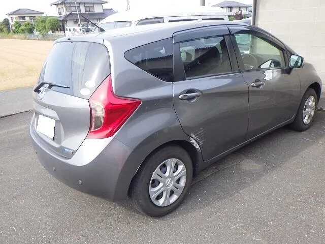 日産ノートの側面を再修理します