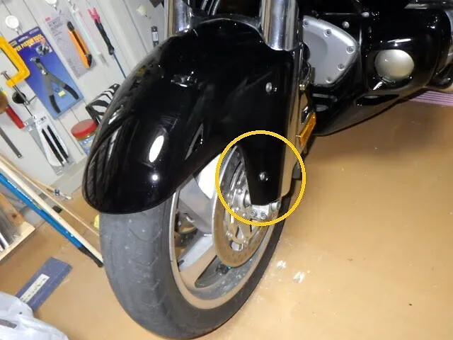 （悲報）経年劣化で崩れたフロントフェンダーを修理してみた