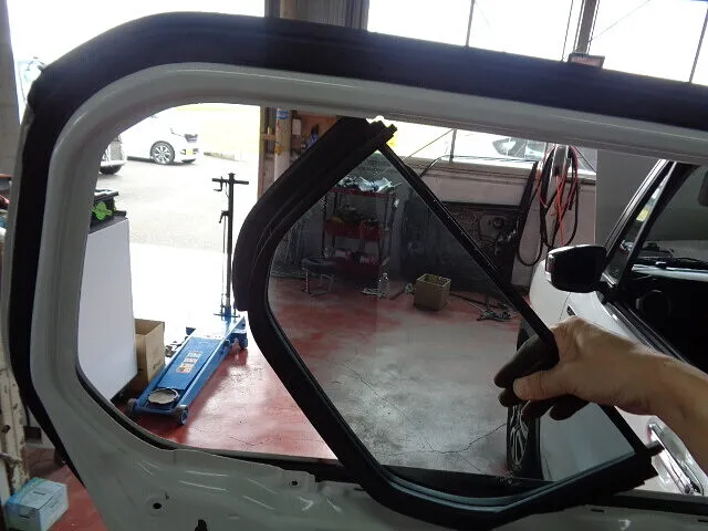 ２０２５年8月30日　　　　　　　　　ドアの固定ガラス