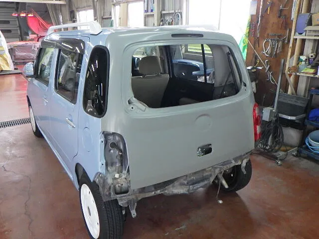 ２０２５年10月4日　　　　　　　　　ダイハツミラココアを修理中