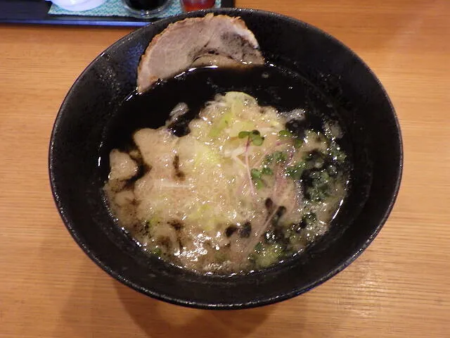 ２０２５年10月26日　　　　　麵処ひざし　至高の黒豚骨ラーメン