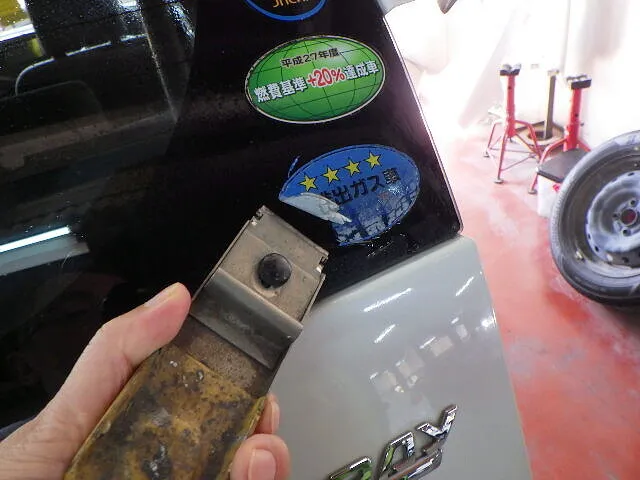 ２０２５年11月14日　　　　　　　古いステッカー剝がせますよ