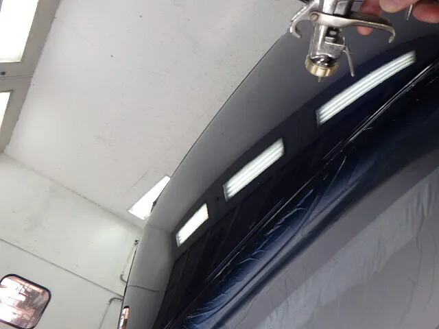 ２０２５年12月1日　　　　　　　　セダンの屋根を塗装中