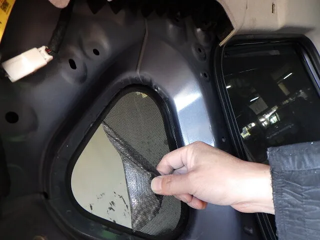 ２０２５年12月11日　　　　　　メッシュ日除けは糊が残ります