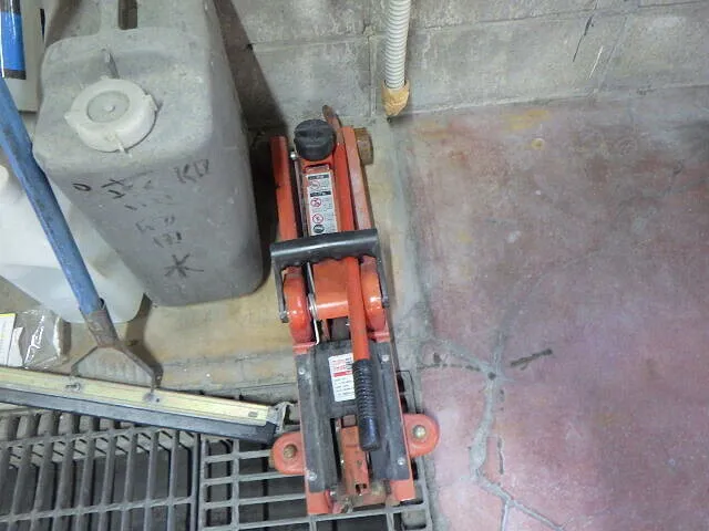 ２０２６年１月３日　　　　　　安いガレージジャッキはゴミ