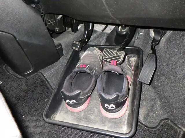 ２０２６年１月22日　　　　　　　　運転席のシューズトレイはダメ