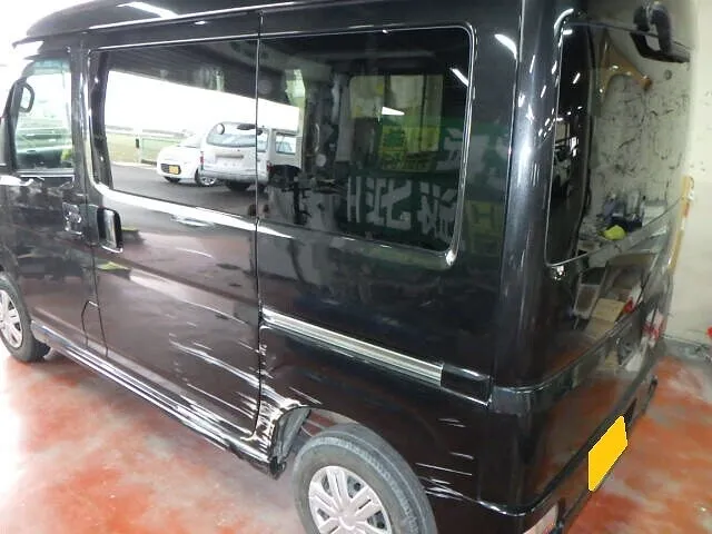 アトレーバン板金塗装パテ祭りで真っ白です