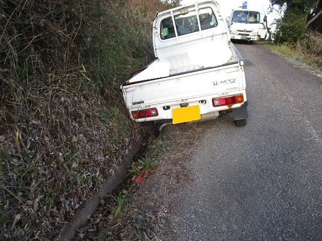 軽トラック脱輪引き上げ作業 クレーンで一発です 佐賀県・小城市・協和